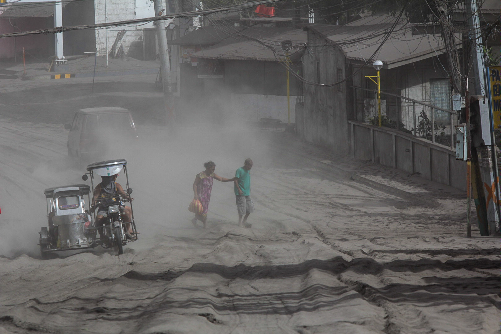 More Than 23000 People Flee As Taal Volcano Spews Ash Lava Army 3785